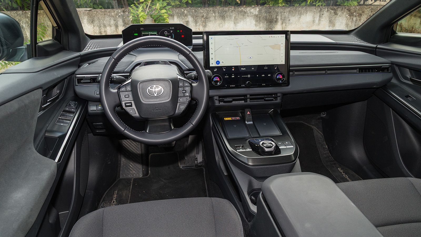 Toyota C-hr+. Πόσο καλό είναι σε εξοπλισμό άνεσης και ασφάλειας.